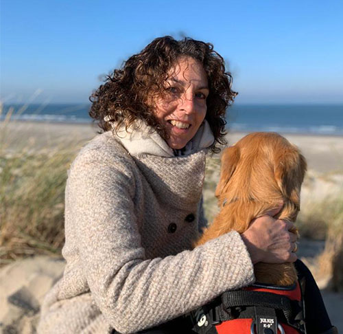 Rinda Brandse-Voortman met hond bij de zee